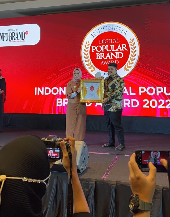 Indah Logistik Menerima Penghargaan Indonesia Digital Popular Brand Award 2022